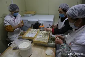 现包现卖，女工一天包好几百盘水饺，手工水饺很抢手图片