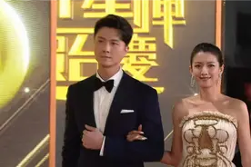 TVB台庆，王浩信和蔡思贝同框走红毯全程苦瓜脸，陈自瑶光艳四射图片