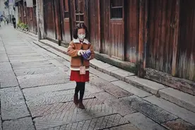 孙莉带孩子现身乌镇，4岁儿子呆萌可爱，二女儿气质出众神似黄磊图片