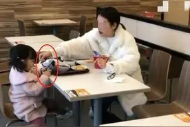 母女在服务区吃饭，路人一张偷拍图火了，网友：这孩子养“废”了图片