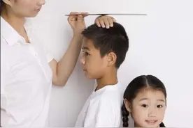 孩子个子矮被同学嘲笑，这几点家长需注意，及时关注孩子成长图片