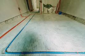 地砖碎裂、钢筋外露、防水层粗糙……南京这两家精装修楼盘问题有点多丨解忧帮图片