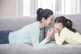 李玫瑾：孩子三岁之前，要有恩于他，三岁之后，要立威于他图片