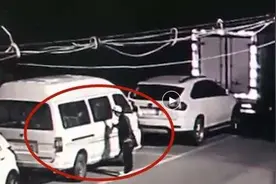 男子“随意拉车门”3天偷走5辆车 被抓称“宁愿坐牢”图片