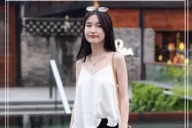 时尚街拍：上班族小姐姐刚下班，一身绸缎衣魅惑迷人，配黑发爱了图片