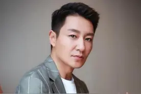 他是满清正黄旗后裔，小时候经常见奶奶给爷爷请安，难遮贵族气图片