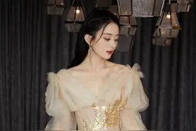赵丽颖穿国产高定艳压众女星！倪妮v领开到肚脐眼，杨颖却显朴素图片