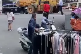 洛阳栾川警方通报“男子开挖掘机砸警车”：因与人产生债务纠纷，现场无人员伤亡图片