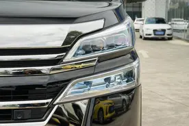 不加价的日系MPV，更换“皇冠车标”，外形霸气十足，实拍威尔法图片