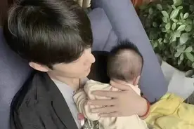 肖战被曝和经纪人隐婚生子？官方打假：怀中抱的是同学家小孩图片