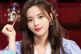 杨超越被拍酒后失态，当街大喊“爸爸妈妈”，还被黑衣男子背着走图片