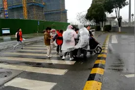 无锡街头一幕！14秒视频！这群女生真棒图片