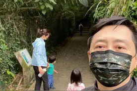 庾澄庆罕晒一家四口，小14岁妻子牵手儿子好宠溺，4岁女儿超萌图片