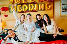 想娶朱婷，你家的床够大吗？朱婷参加婚礼，人躺床上，脚还在外面图片