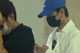 又一男星跑医院，杨洋挂号用手扶腰站不稳，疑似录节目强度太大图片