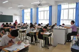 那个高考故意交白卷，还写8000字抨击高考的蒋多多，现今近况如何图片