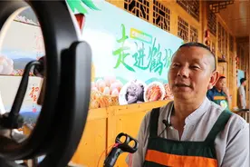【“芒果扶贫云超市”走进鹤城】身残志坚致富带头人杨世兵：直播带货30分钟卖出散养土鸡100多单图片