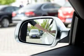 不管咋调节后视镜都有盲区？聪明人都这样做，和盲区彻底说拜拜图片