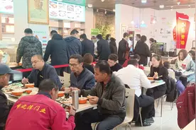楼下的社区食堂 正“烹”出品质生活的温暖味道图片