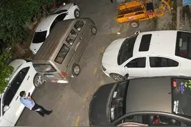 “我出不去了......”——小区车道堵塞严重，车主挪车闹笑话图片