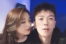 王栎鑫离婚早有征兆，女方早已死心摘下婚戒！女儿生日也零互动图片