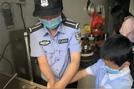 8岁男童被遗弃 民警为他撑起“临时的家”图片