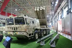 解放军亮相新型远火，射程接近500公里，让很多国家的导弹很尴尬图片