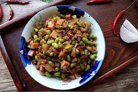 炒毛豆杂酱时，先炒毛豆还是酱，先后顺序有讲究，做对毛豆才入味图片