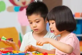 幼儿园老师发来儿子照片，妈妈看了脸发红，网友：未来儿媳有着落图片