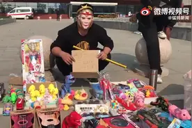 （视频）@太原人！山西父亲扮孙悟空摆摊筹钱，救血癌女儿！一张面罩，遮住了愁容，却遮不住深藏的父爱图片