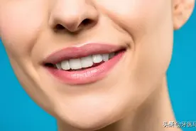 牙齿抠出来的白泥是什么？一股恶臭味，怎样能把它清理干净呢？图片
