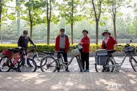 5位老年骑友结伴骑行，平均年龄60多岁，自带炊具埋锅做饭图片