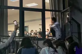 学生“排着队，拿着爱的号码牌”:武大恋爱课“爆火”，来听的男生多还是女生多？图片