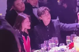 昔日绯闻情侣杨幂李易峰同场，男方受热捧忙合影，女方台下独自嗨图片