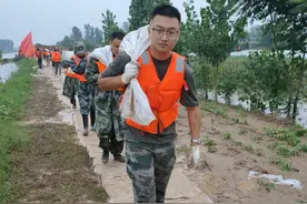 位卑未敢忘忧国：延津退役大学生士兵张豪抗洪救灾抢险冲锋在前图片