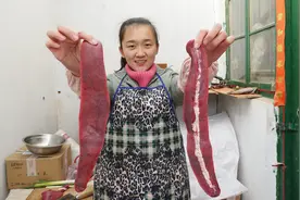 农村媳妇挑战吃猪狮子肝，2个狮子肝配4个煎饼，吃的真馋人视频封面