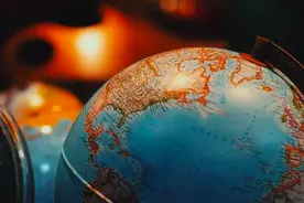 竖着看世界，中美之间隔着太平洋吗？不对图片