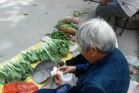 一位7旬卖菜爷爷的心酸：以后出门，都要带一些现金图片