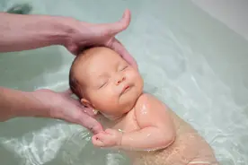 新生儿几天洗澡好！图片
