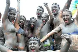 以色列泥浆狂欢节，美女不要形象，穿着暴露图片