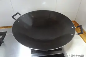 铁锅很多人用错了，难怪铁锅生锈又沾锅，这样做比不沾锅还好用图片