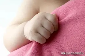新生儿宝宝为什么都是拳头紧握呢？试图掰开小手，宝宝会很受伤图片