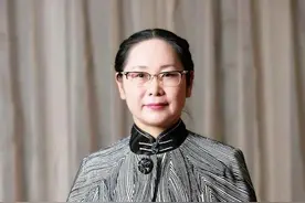 她生于小康家，下嫁穷小子，中年丧夫，终扛起千亿营收的商业帝国图片