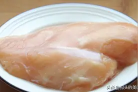 鸡胸肉别炒着吃，试试这个做法，外酥里软，酸甜可口，全家都爱吃图片