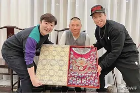 蟒袍加身，郭德纲被质疑太张狂：一件衣服6位数，究竟好在哪里？图片
