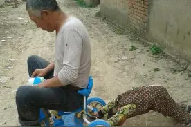 孙子带爷爷，童心未泯图片