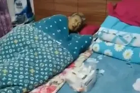 黑龙江一远嫁女子偷偷回娘家，奶奶见到孙女从床上爬起不停抽泣图片