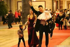 幼儿园毕业典礼，家长携娃走红毯，网友：这年头爹妈有钱还得有颜图片