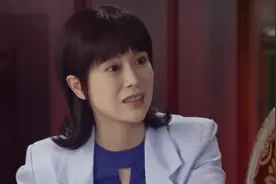 领导放话一瓶白酒一百万，不料美女直接喝五瓶白酒，当场拿走图片
