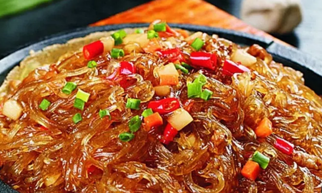 铁板水晶粉丝家常做法：香辣过瘾，劲道爽滑，味道比饭馆还好